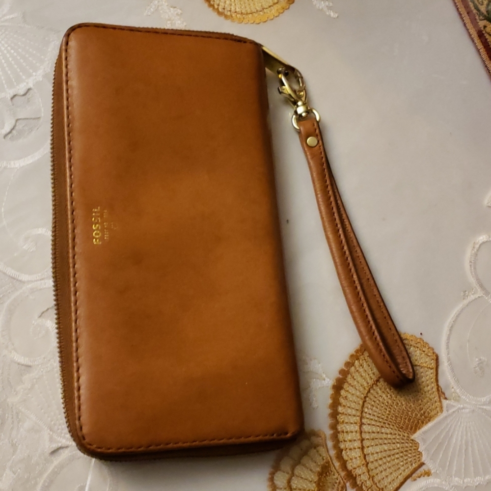 FOSSIL LOGAN ZIP AROUND WRISTLET/CLUTCH - Picture 2 of 8